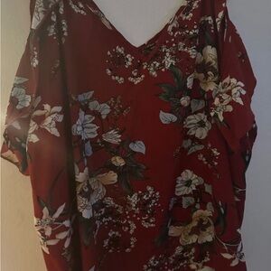 Blusa con estampado floral de mangas.